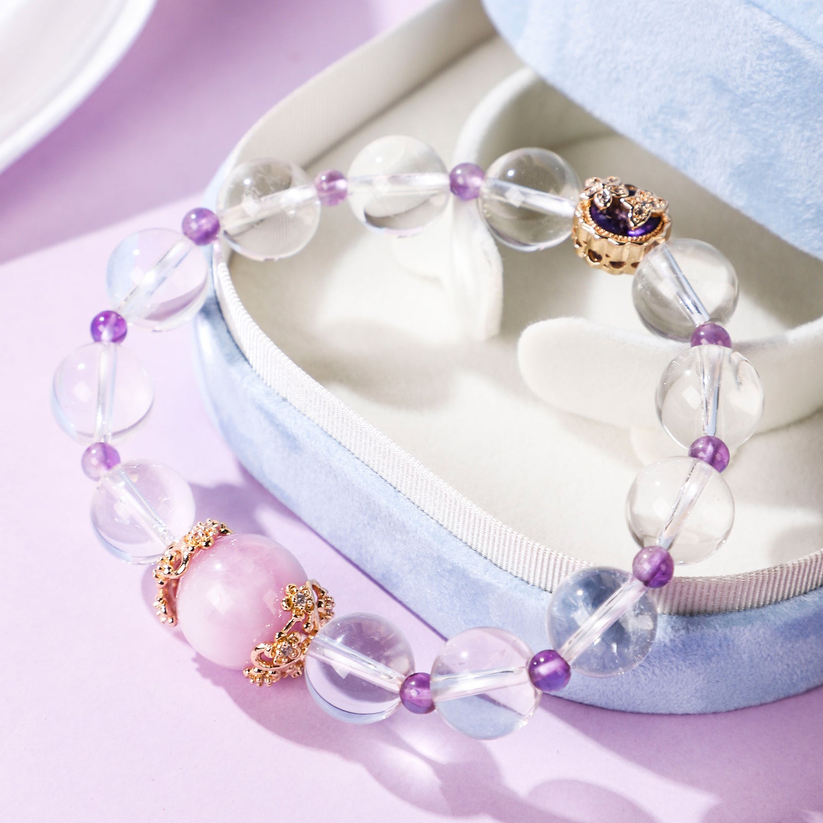 Crystal bead bracelet with a palace-style pattern